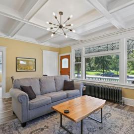 Stunning Craftsman Home in Manito FREE parking, hotel v destinaci Spokane