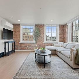 Spacious Apartment with King Beds - J and K on Main, hotel a Spokane