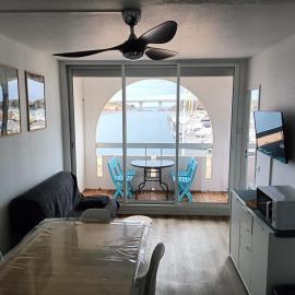 T2 cabine rénové avec très belle vue sur le port de plaisance, parking et wifi inclus