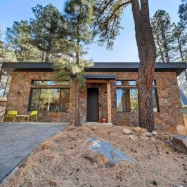 Modern Flagstaff Wood Cabin Home Forest Views, Hotel in Mountainaire