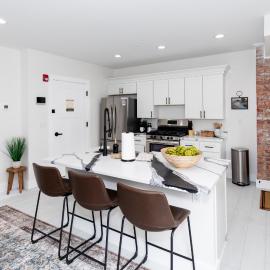 Adjoining Condominium Units Sleeps 12 in Downtown Sandusky!, khách sạn ở Sandusky