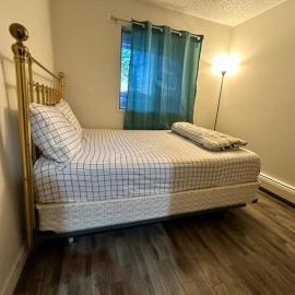 Private bedroom with queen bed โรงแรมในเอดมันตัน