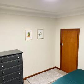 Spacious private room minutes away from Eastwood