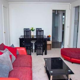 Contractor Accommodation in Crawley Free Parking WiFi Near Worksites Gatwick Manor Royal 2-Bed Sleeps 4