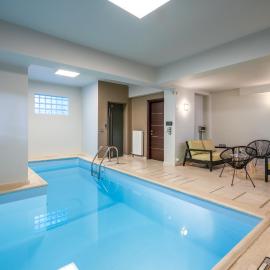 Indoor Pool Villa Lagonisi, hotel in Kalívia Thorikoú