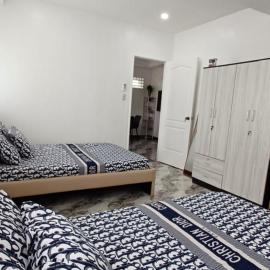 Family Unit at Mary's Staycation in Tanza Cavite Condo Type good for 4 person, hotell i Tanza