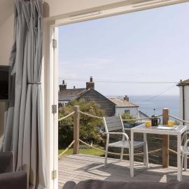 Stylish Boatshed with Sea Views Private Parking