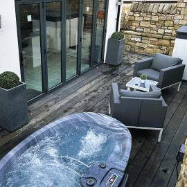 Couples Canalside Retreat with Hot Tub & Pergola, hotel i Poynton