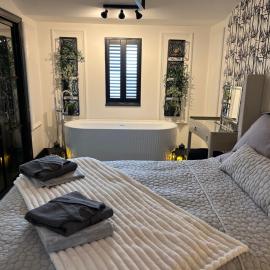 Caban Y Tan Ffawydd Luxury couples retreat with private Wood Fired Hot Tub