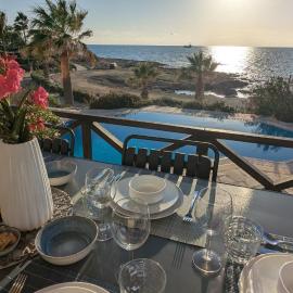 Villa Galatea Stunning First Line Beachfront, hotel in Khlorakas