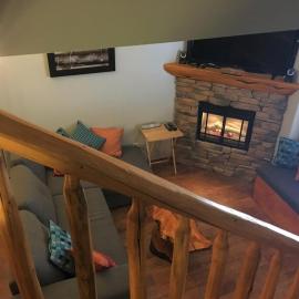 BigWhite Ski In-Out Chalet w Priv HotTub & Garage, hotel v destinácii Big White