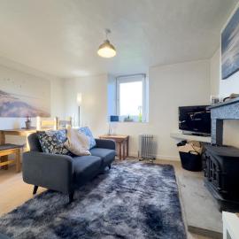 Drigg Cottage, Cosy Retreat with Log Burner & Garden, hotel sa Drigg