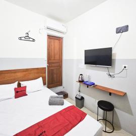 RedDoorz at AVA Guesthouse Pucang Anom Timur, khách sạn ở Surabaya