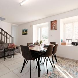 La Caulnaise - Maison climatisée avec terrasse, hotel Caulnes városában