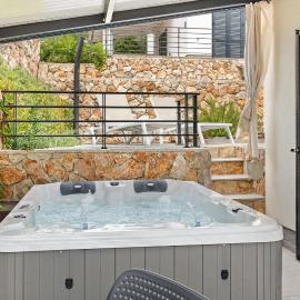 Crepsa Paradise with Jacuzzi - Couple Getaway, hotel en Cres