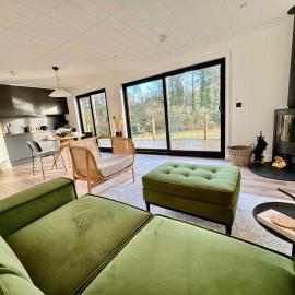 Kingfisher - Luxurious Off-Grid Eco Cabin with Riverviews, hotel in Market Drayton