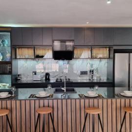 Luxury Fairland Fully Serviced Cottages، فندق في جوهانسبرغ
