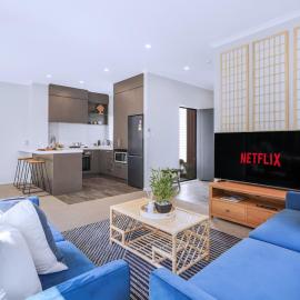 Central, Modern with Japanese Flair - By KOSH BNB, Hotel in Hamilton