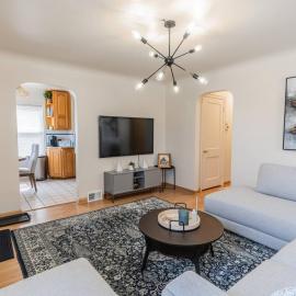 4 Bedroom 2 and a half bath that Sleeps 8 Near it all Ford Telegraph, hotel en Dearborn