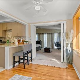 Modern Townhouse Near Everything Shopping Center, hotelli kohteessa Dearborn