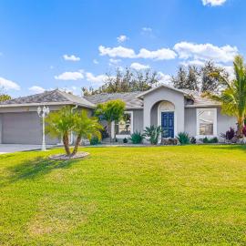 Private Yard & Screened Patio: Sunny Sebastian Gem, hotel a Sebastian