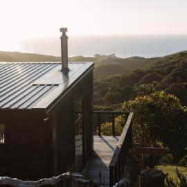 Foudre Suite with Hot Tub at Barrelled Wines Raglan, Hotel in Raglan
