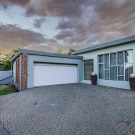 3 Bedroom private luxury complete house, hotel in Bloemfontein