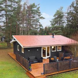 4 Bedroom Cozy Home In Væggerløse, hotel u gradu Bøtø By