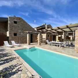Eutopia Sani Villas with private pool, hotell i Sani Beach
