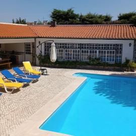 Casa Machuca - espaço exclusivo com piscina, hotel v mestu Tomar