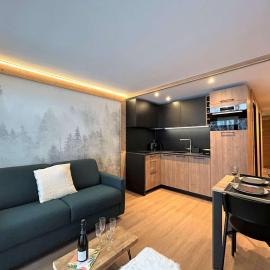 Appartement rénové 2 pièces cabine avec balcon et accès piscine - Méribel - FR-1-180-637, hotel a Les Allues