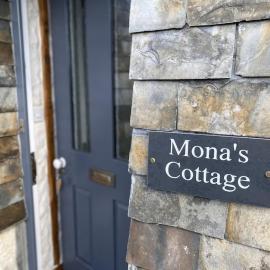 Mona's Cottage - Private Parking, Sea Views, Garden & Close To Harbour & Beach
