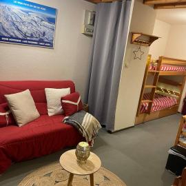 Chaleureux studio montagnard avec balcon 2402, хотел в Преманон