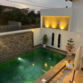 VILLA "MYKONOS" pour vos moments de détente en famille piscine privative, 3 chambre climatisées, salon climatise télé machine a laver cuisine, jardin arbore gardien parking 100 m de la plage