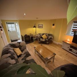 2 Bedroom Cottage in Bower Hinton - The Music Barn!, hotel in Martock