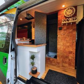 Huckleberry - Fully equipped camper van in Kutaisi, Georgia, hotel v destinaci Kutaisi