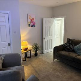 3 Bedroom home, with 4 beds, parking, walk to station & town centre families and business visitors welcome, hotel en Ormskirk