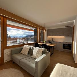 Studio moderne et cosy avec piscine et sauna โรงแรมในครองส์มอนตานา