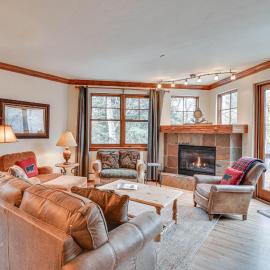 에이번에 위치한 호텔 Cozy Avon Retreat w/ Private Deck & Pool Access!