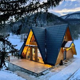 Villa Paradise Bjelašnica Luxury Chalet with Mountain View، فندق في Ledići
