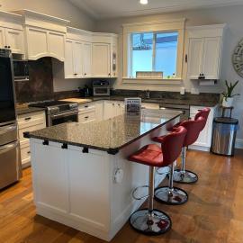 Bright Spacious Entire Home with Kids Backyard Set, hotel a Victoria