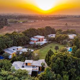 StayVista at The Manvi Estate - Gurugram with Pool, WiFi & Bonfire, hotell i Bahora