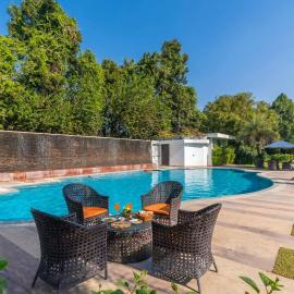 StayVista at The Manvi Estate - Gurugram with Pool, WiFi & Bonfire, hotel in Bahora