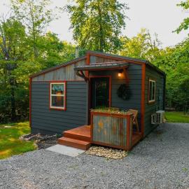 Rustic Cabin Retreat - Cozy Stove & Fresh Eggs, hotel en Pineville