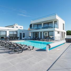 Villa Gold with ocean view, jacuzzi and private pool, hotel a Ribamar