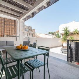 Spacious, central right on the beach, large terrace