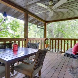 Fire Pit & Deck! Cozy Smoky Mtn Retreat on River, hotel i Townsend