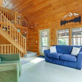 2 Mi to Boat Ramp: Log Cabin in New Hampshire, отель в городе Washington