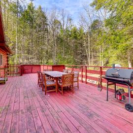 15 Mi to Snowshoe Resort: Cabin w/ Deck & Fire Pit, hotel in Dunmore