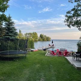 Swing Bridge Cottage on Lake Simcoe - Waterfront, hotel a Brechin